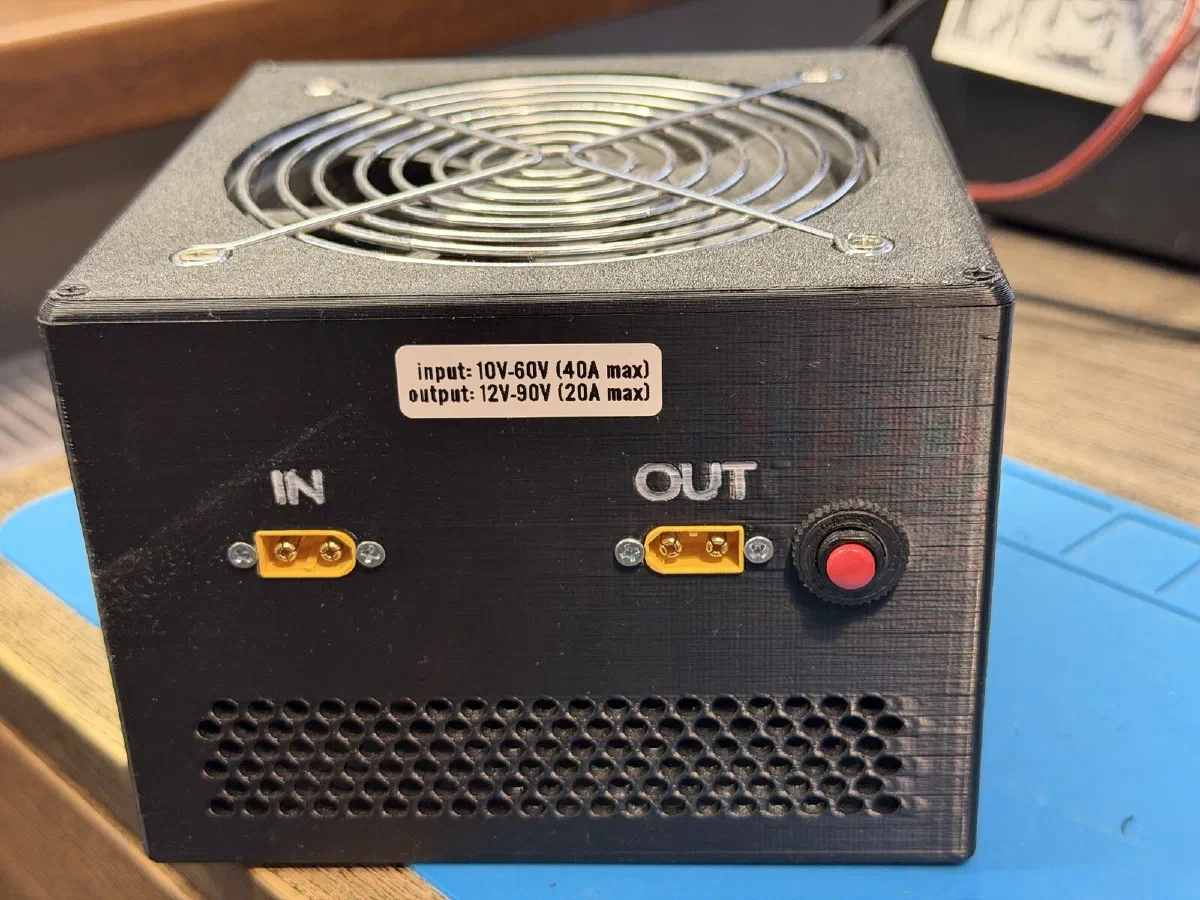 Back: XT60 IN and OUT, 20 A breaker, label with input and output limits