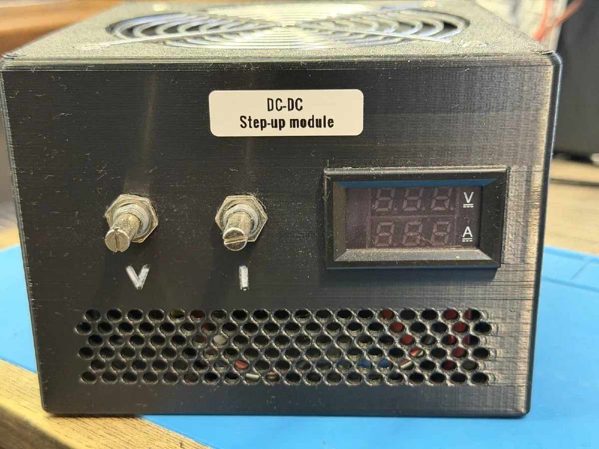 Front: voltage and current knobs, voltmeter/ammeter