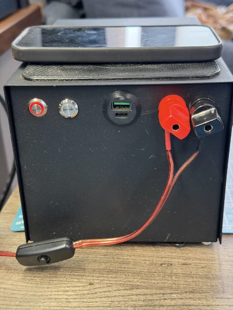 Front: BMS and old relay buttons, QC USB-A/USB-C, banana jacks
